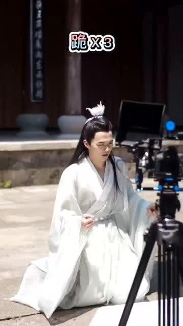 演员跪戏,演员倾情演绎跪戏，情感真挚触动人心